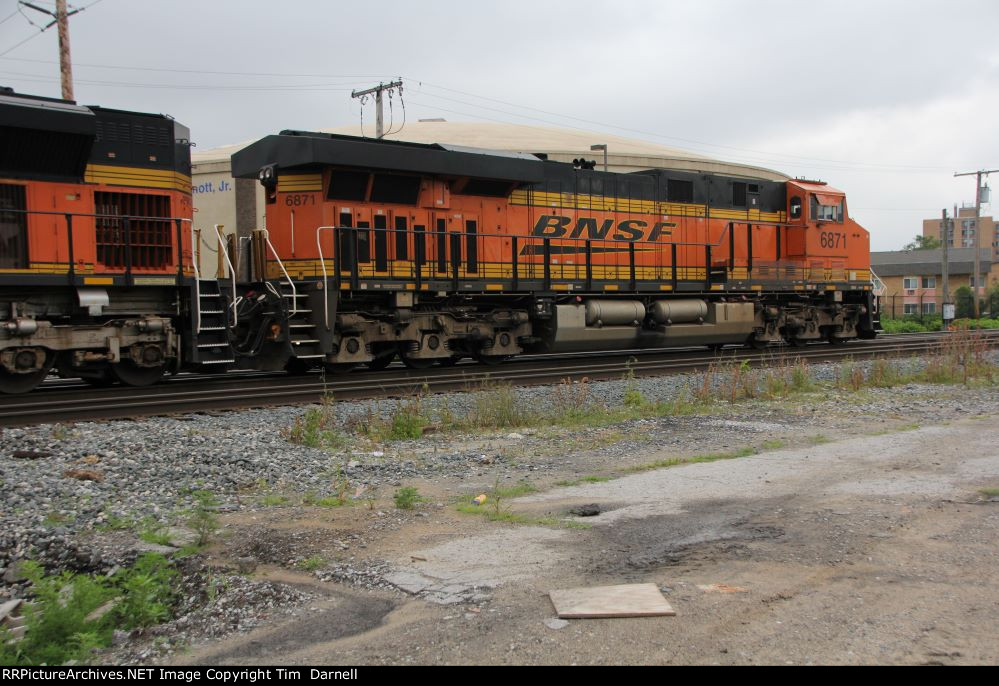 BNSF 6871 lite power